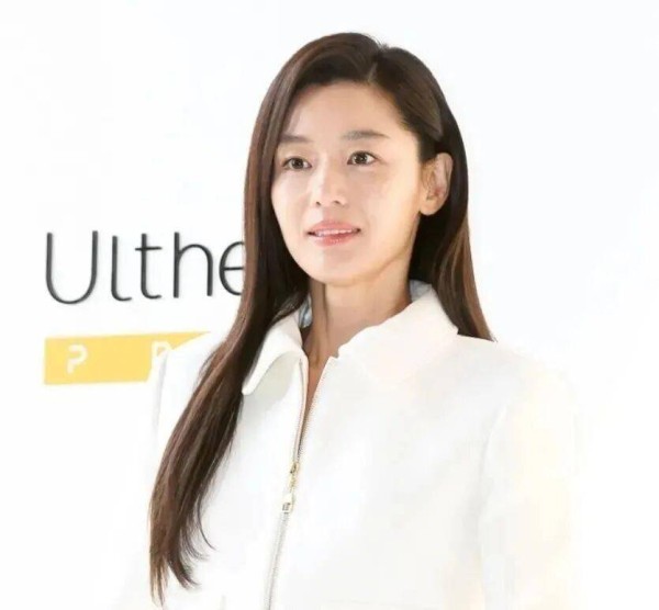 全智贤微整了?嘴包不住牙被吐槽变了,气质都不一样了