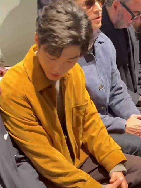 哈哈哈哈哈好可爱的一幕 TODS老爷爷给肖战展示翻盖手机，肖战还震惊了一下