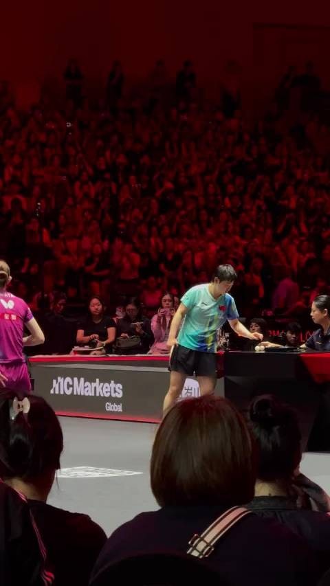 孙颖莎vs早田希娜现场，一位球迷大哥的带喊太给力了 漂亮的最后一球