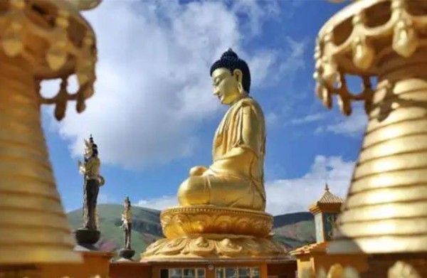 世界最大金佛：被当泥像遗弃200年，工人搬运时摔了一下露出金身