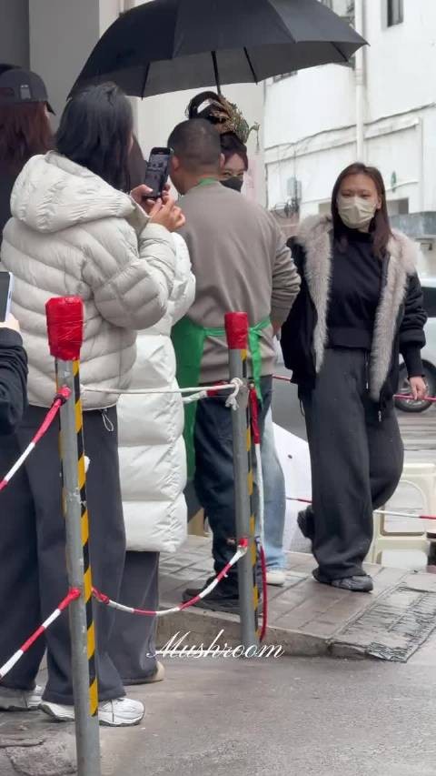 李一桐新造型路透，这个孔雀点翠好美 李一桐孔雀头饰