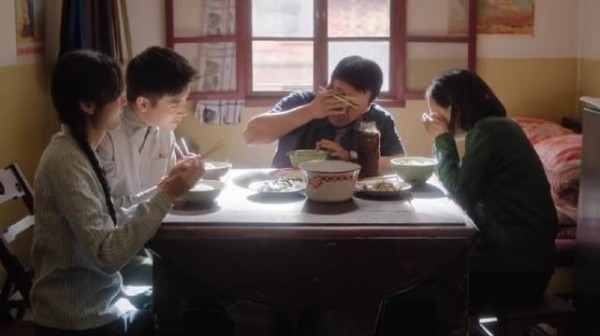 陈飞宇孙千假结婚被父母识破，当场亲吻秀恩爱