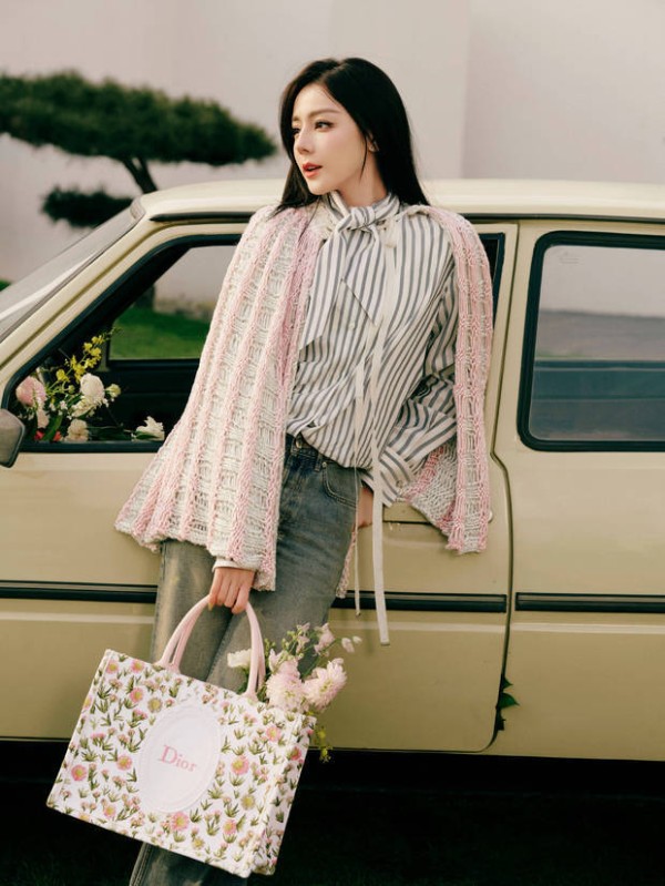 迪丽热巴春日写真释出,气质清新优雅