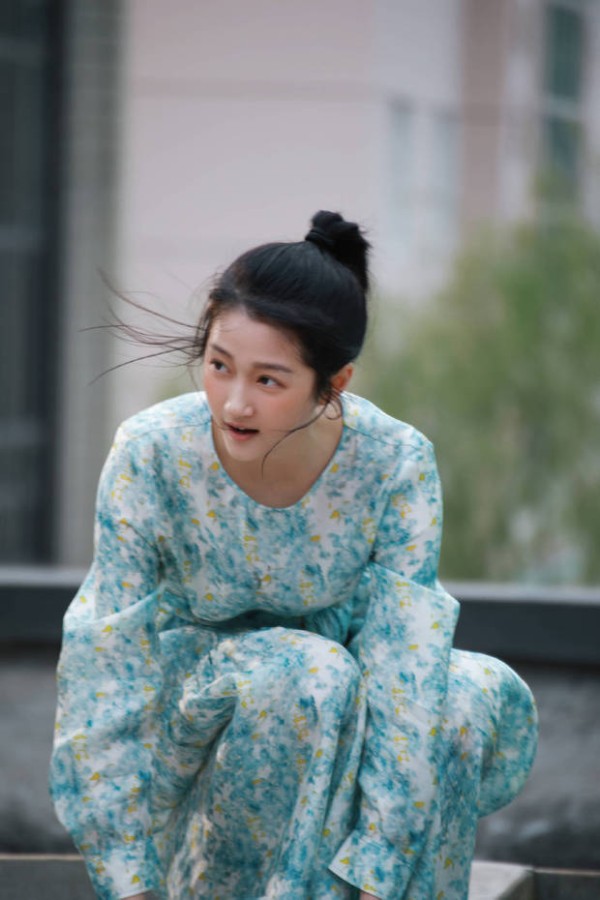 关晓彤发丝轻扬，俏皮少女感满满。