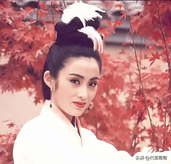 58岁张敏近况曝光！直播逆袭身家过亿，与小10岁男友同居引发热议