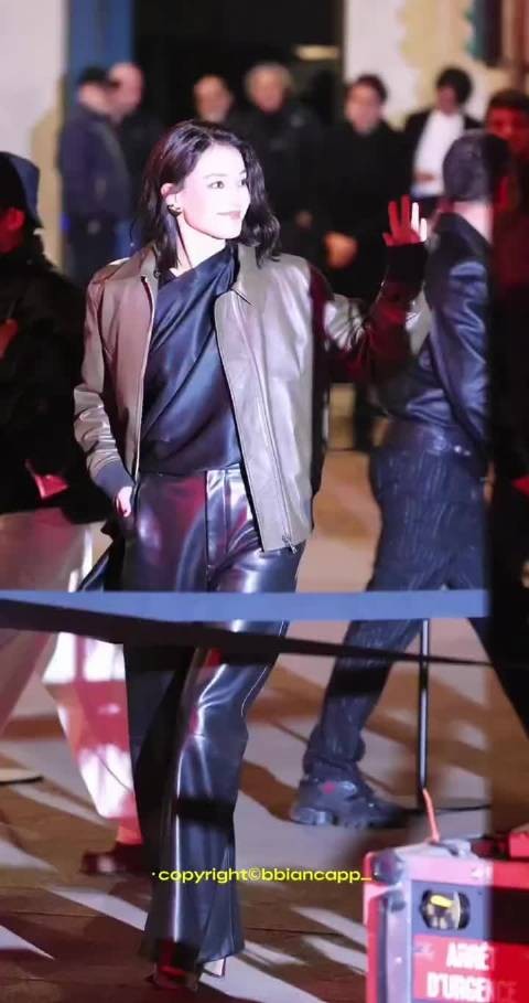 这是49岁的舒淇 不费吹灰之力的时髦感