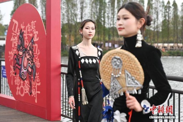 (新春见闻）云南非遗创新服饰秀演绎民族服饰时尚新表达