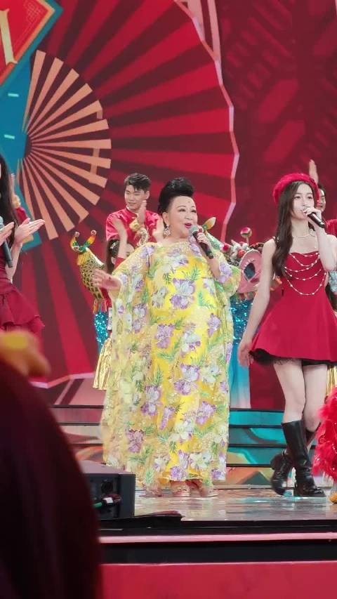 76岁薛家燕现身陈松伶演唱会，腿细肚大需搀扶