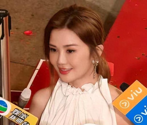 香港偶遇阿Sa,生图脸肿下巴凸一脸苦相,谈男友嘟嘴卖萌满脸幸福