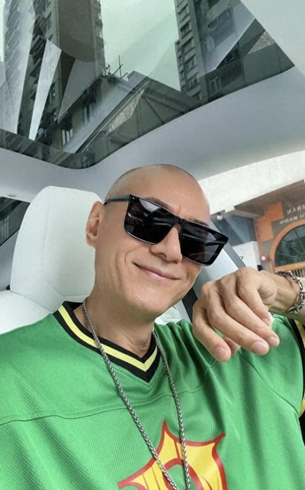 知名港星新年现身内地多个景区，被指瘦到皮包骨，网民质疑其患病