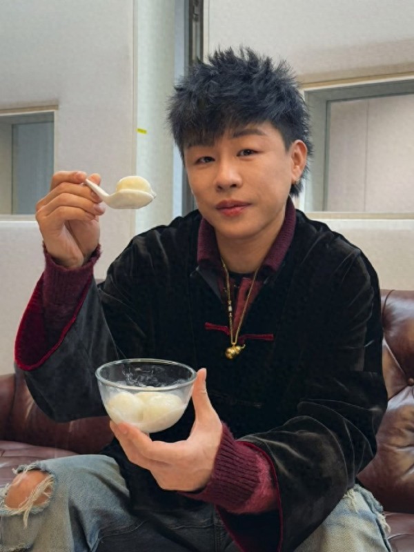 内娱瓜田乱作一团,胡彦斌全程沉默,只一门心思炫汤圆