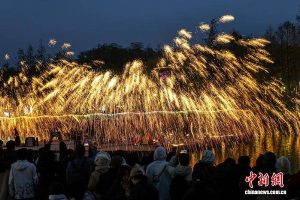 （新春见闻）湖北武汉：民众游园赏灯迎元宵