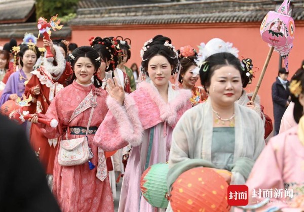 成都文殊坊街区花灯巡游闹元宵｜图集