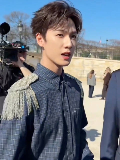 帅气亮相巴黎时装周!今天是优雅小王子吧!李昀锐lin