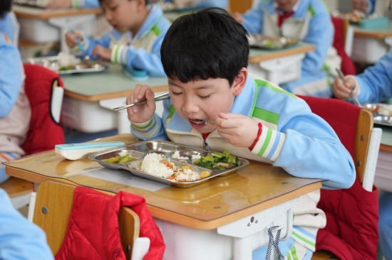 3月2日，首都师范大学附属小学三年级3班学生在进餐。新华社记者 谢晗 摄