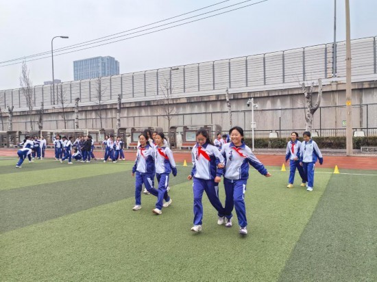 3月2日，北京市京源学校学生在进行体育运动。新华社发