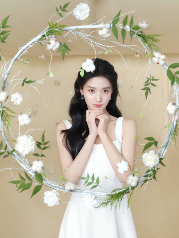 卢昱晓少女感满满。