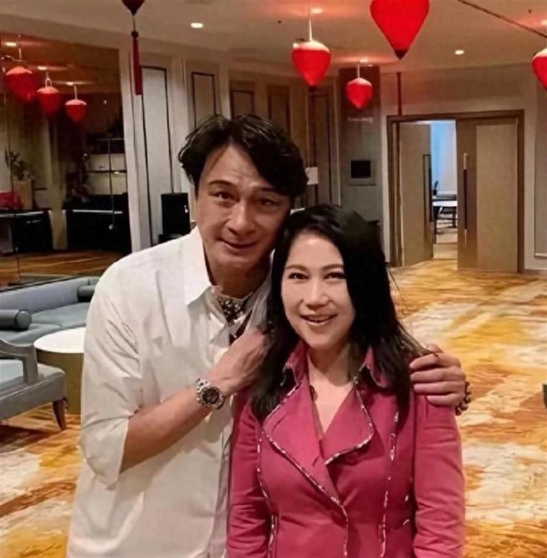 吴镇宇的老婆居然是她？还以为女明星都会保养的，她反其道而行