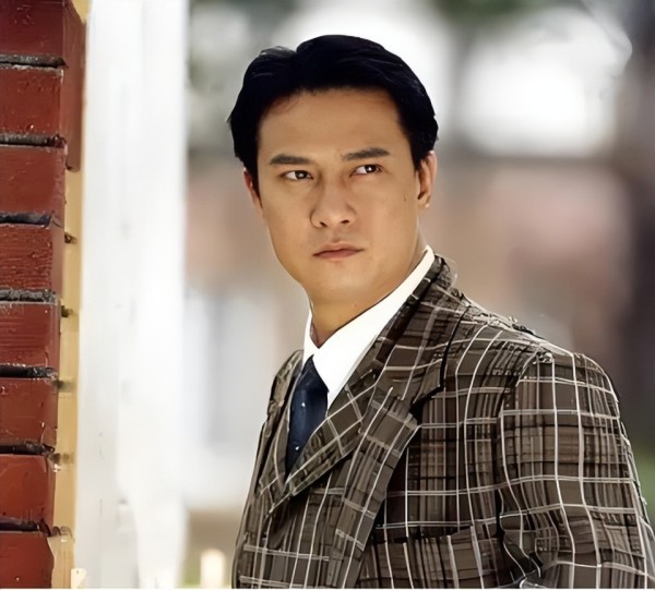 香港知名男星发福严重、肥到无颈，因称赞周慧敏，被骂到离港发展