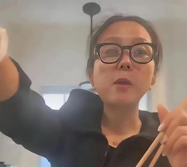 离婚多年何洁罕见谈起前夫,抱怨对方不给抚养费,目前生活艰难