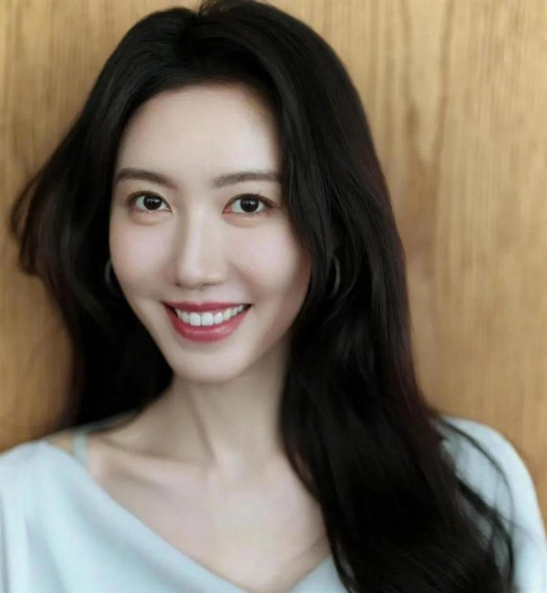 她是最干净的女演员,出道24年戏红人不红,和15岁女儿同框似姐妹