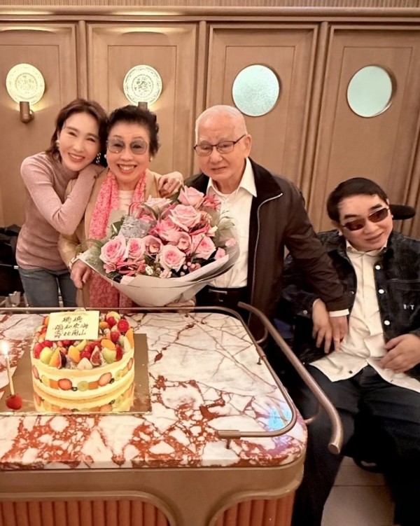 54岁黎姿为母庆生！一家四口温馨同框，残疾弟弟罕见露面状态超赞