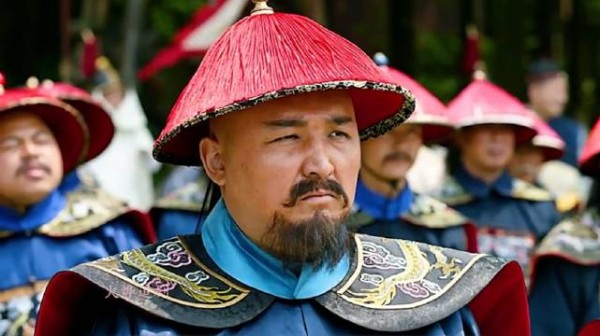 有眼不识金镶玉，众位百官竟然将一品大员当作乞丐撵走