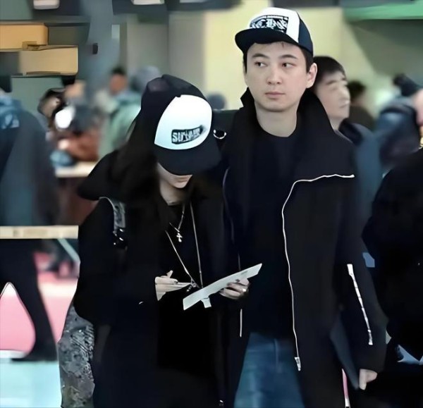 王思聪带新女伴吃田鸡粥被偶遇，女方扎高马尾身材傲人，不输懒懒