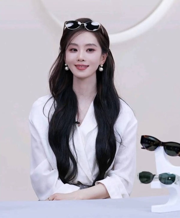 刘诗诗现身品牌活动,半戴眼镜造型优雅时尚