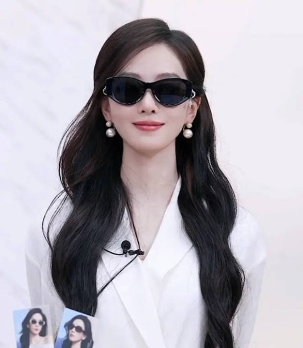 刘诗诗戴墨镜甜笑，气质温婉大方。