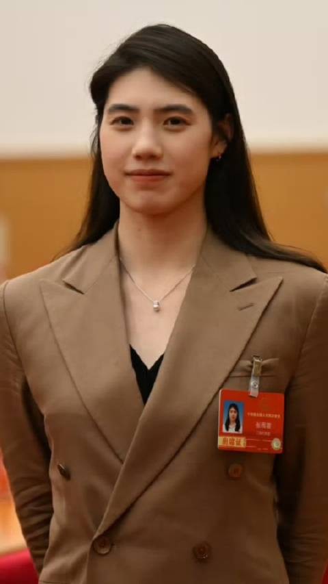 好美！张雨霏现身两会，被围堵得水泄不通，笑着求饶：让我进去