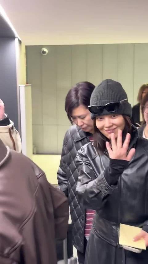 辛芷蕾巴黎到达~姐是纯素颜啊!口罩眼镜都不戴,状态好松弛