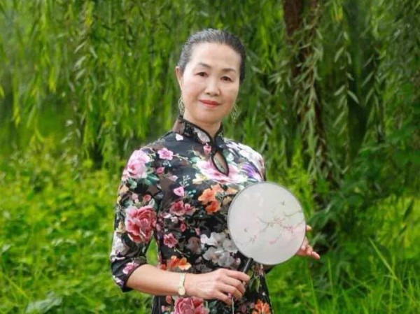 画家蒋仕莲女士的没骨花鸟入古出新别具一格