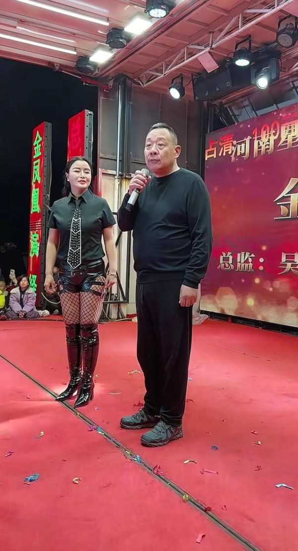 河南一村庄自办歌舞晚会，于东来路过围观还上台互动，演艺公司：他互动了10来分钟，没有唱歌