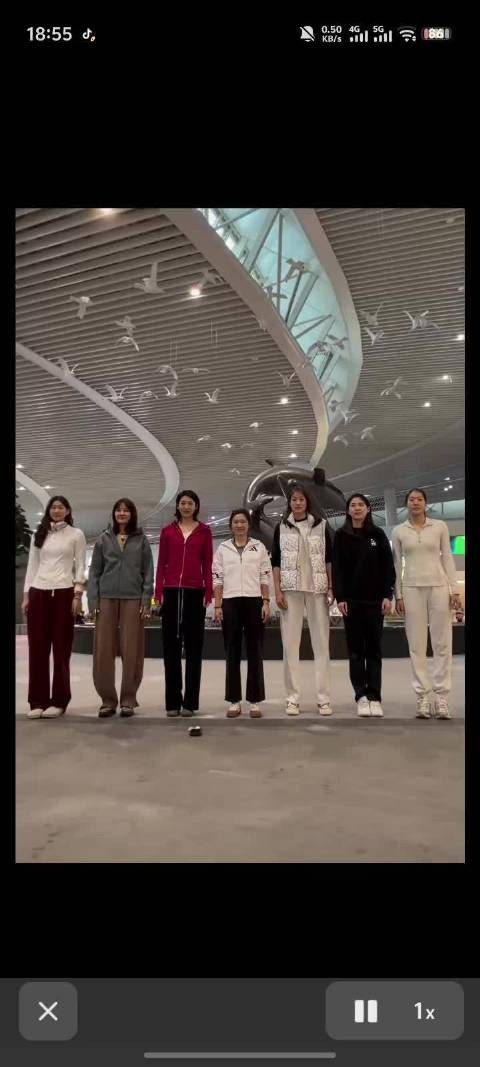 鲁女在机场传递快乐，第一个视频来自王梦洁，第二个来自网友侧拍