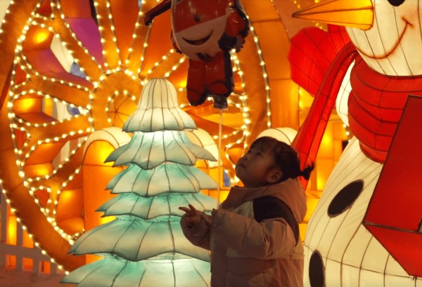 北京：游乐园里闹元宵 古韵新潮乐团圆