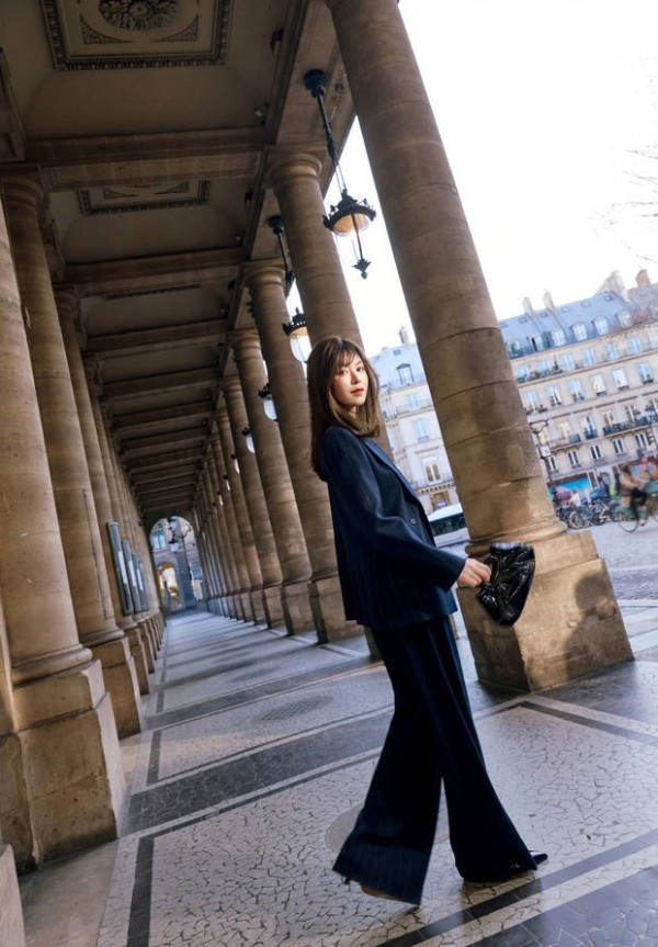 文咏珊漫步巴黎街头气场足。