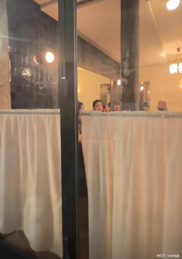 网友巴黎偶遇章泽天，与好友聚餐状态超好，手举红酒杯优雅大气