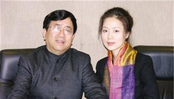 原创1992年，余秋雨给糟糠之妻递离婚协议，14年的陪伴抵不过一个新欢