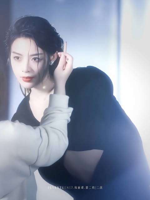 陈丽君湿发造型诠释阿育娅角色，话剧枕头人引热议