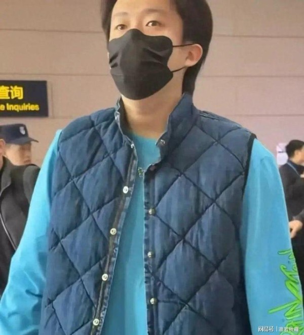 王楚钦抵达重庆，蓝色卫衣配马甲，清爽穿搭气质拉满