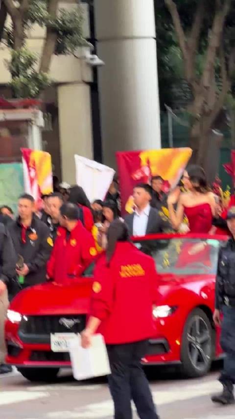 谷爱凌穿红裙与母亲亮相旧金山新春巡游