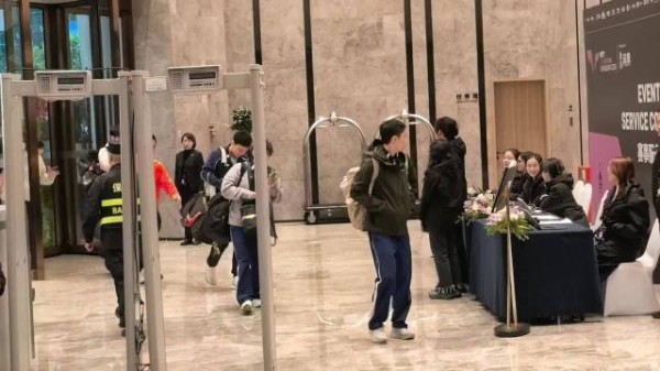 王艺迪,黄友政,向鹏 现身WTt重庆冠军赛,看着王艺迪一身套装啧啧还挺美的啊