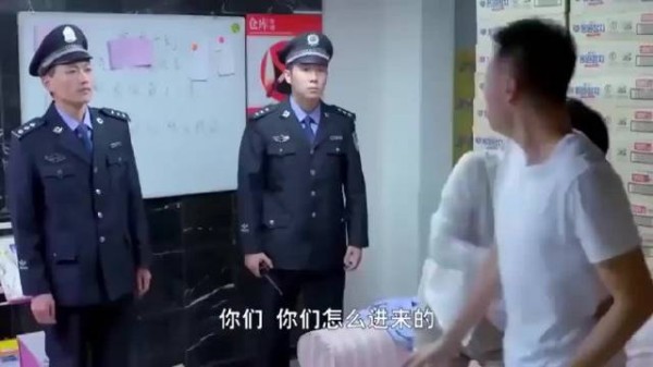 儿子儿媳被警察带走,亲爹拿结婚证到派出所领人,真搞笑!