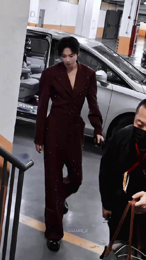 刘宇宁机场再现身高烦恼，190+男星频遇撞头尴尬