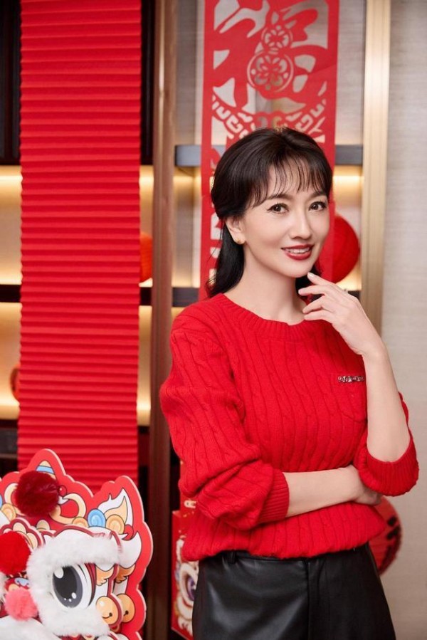 搜狐娱乐讯 3月8日妇女节，赵雅芝工作室在社交平台上晒美照营业，并配文称：“马年步履生风，做自己的万丈光芒。”