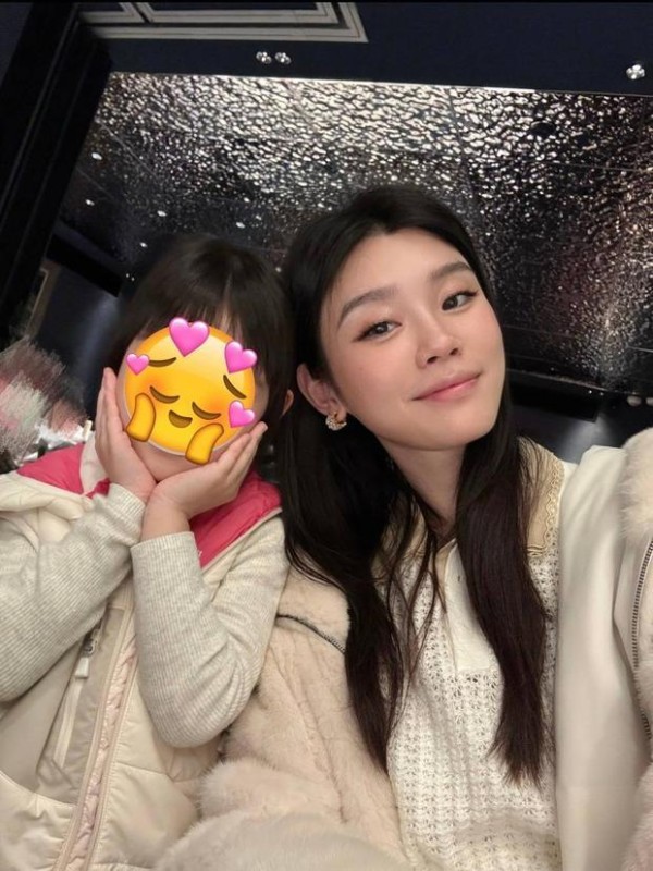 奚梦瑶与女儿同框合影。