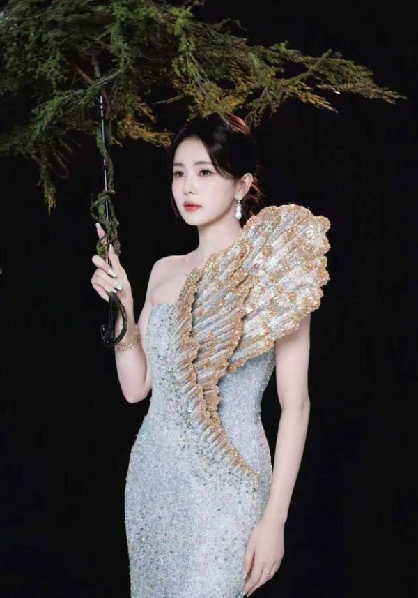 白鹿置身水雾中灵动梦幻。