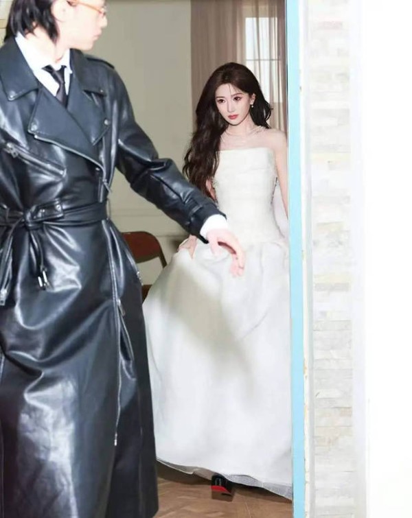 毛晓彤穿白纱裙优雅大气。