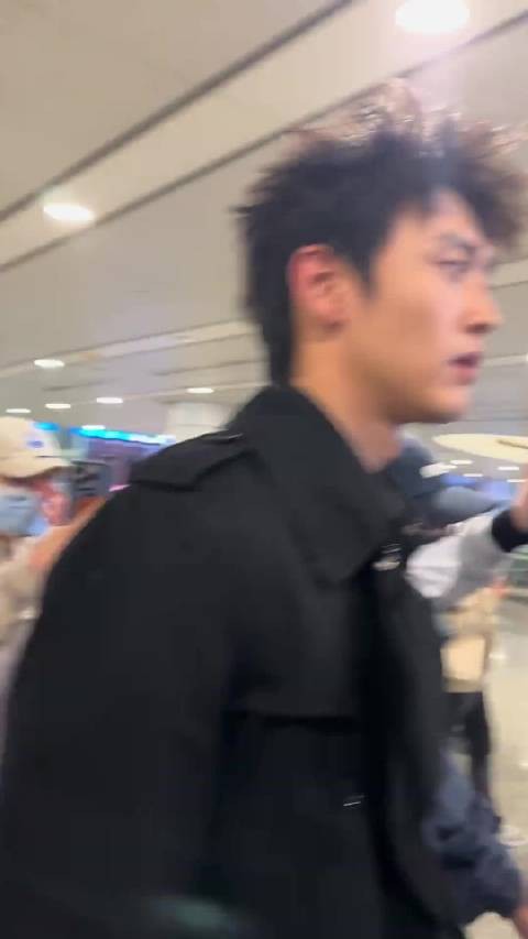 题外话，方穆静的头上到底有什么，瞿桦怎么那么喜欢给她整理